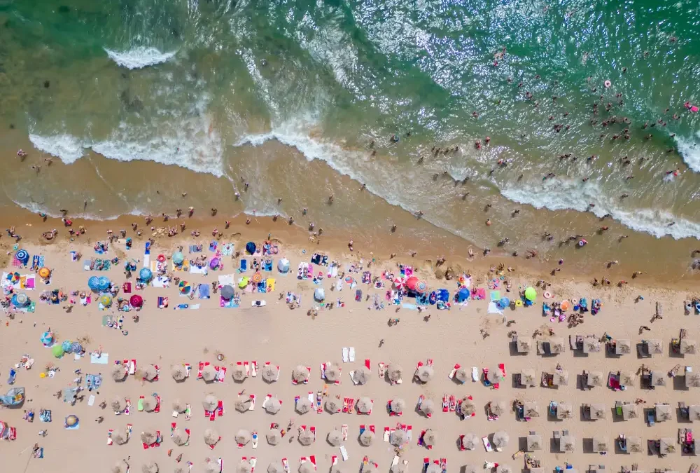 Sunny Beach vs. Ibiza: Welke Feestbestemming is Beter voor Jongeren in 2025?