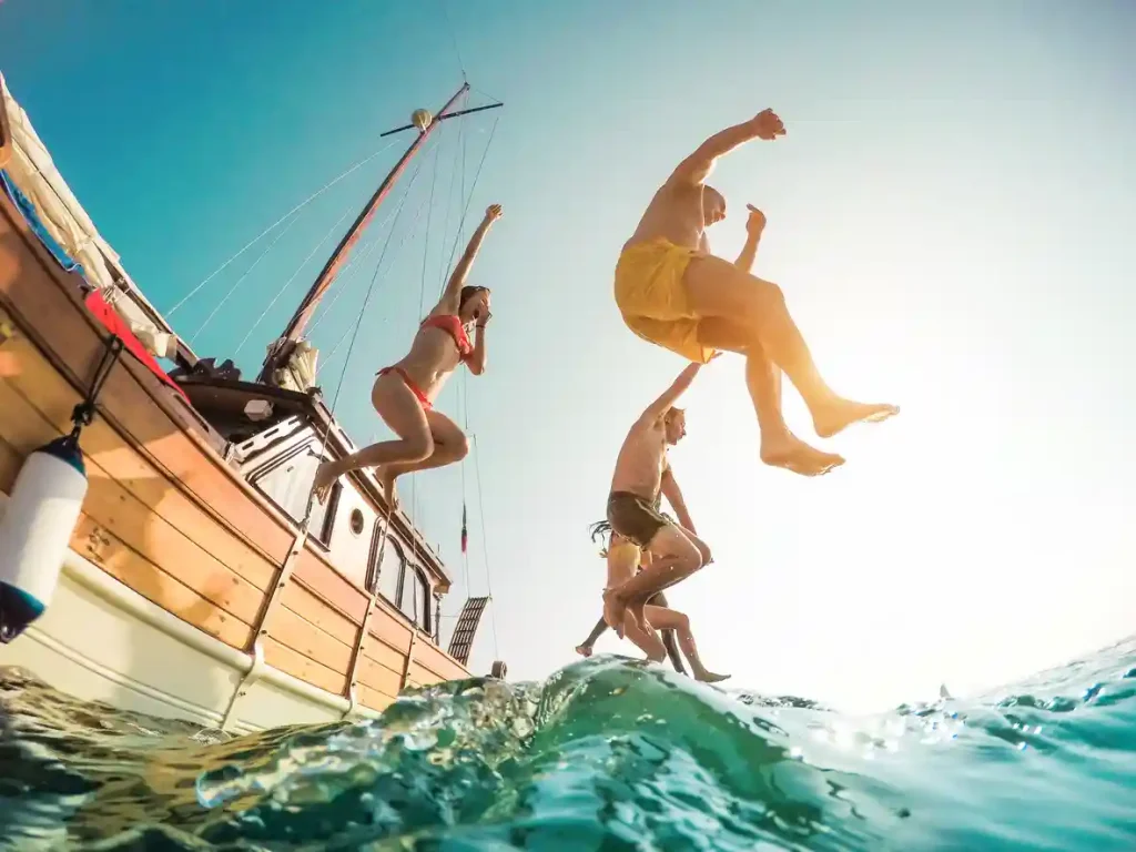 Jongeren Springen van een boot, boottocht over de zwarte zee