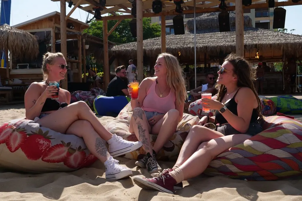 rust pakken met drankje, Kiki Reizen Jongerenvakantie Sunny Beach