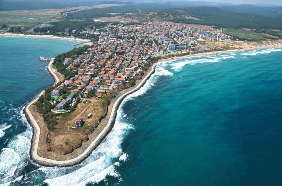 Luchtfoto van Nessebar schiereiland met oude stad en omringende stranden