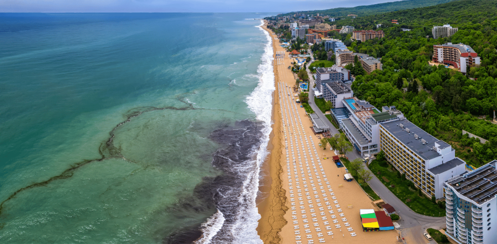 Golden Sands strand met luxe resorts en palmbomen langs de kustlijn