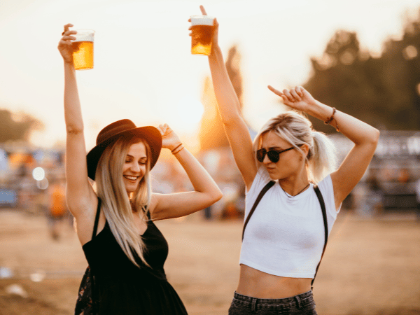 Twee vrouwen op het Solar Festival 2024 in Bulgarije Sunny Beach