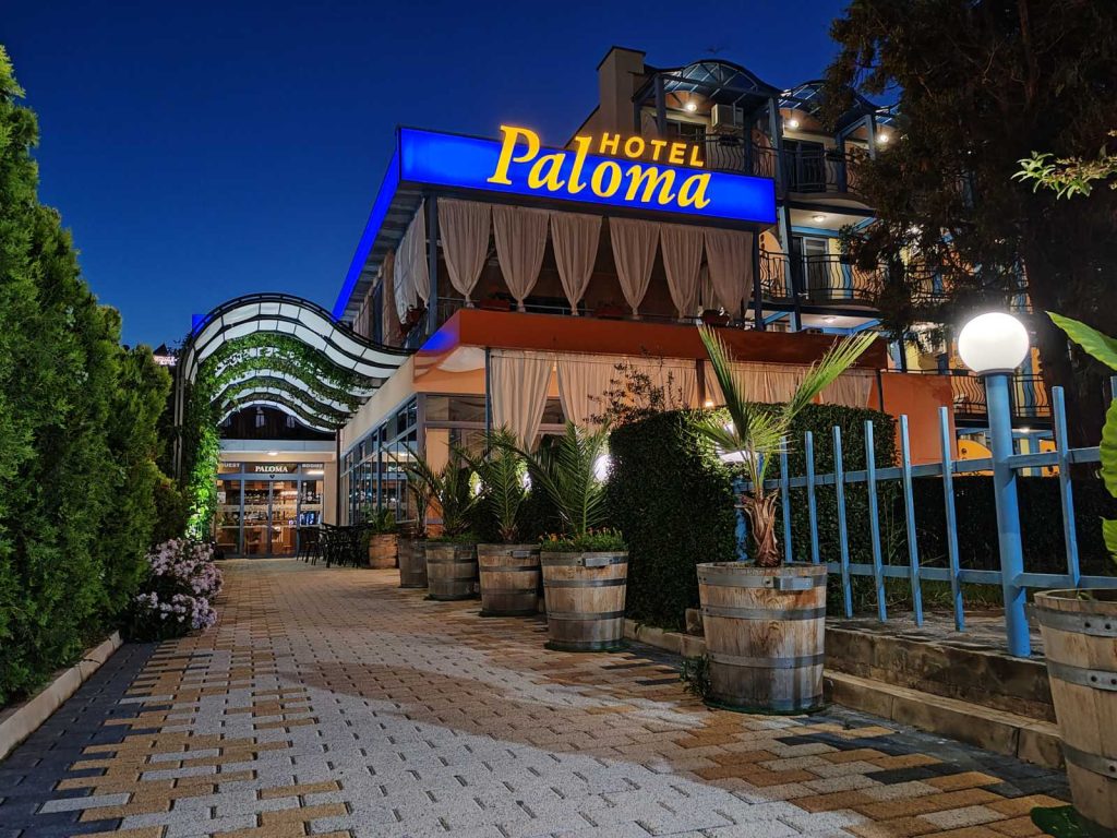 Paloma Hotel voorkant hotel nacht