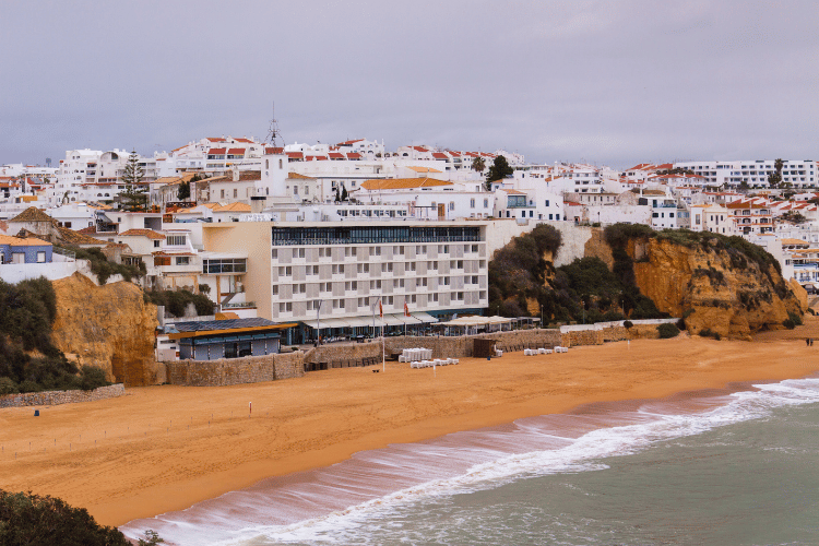 Partylocaties Albufeira: De Beste Spots in Oude en Nieuwe Stad voor Jongeren