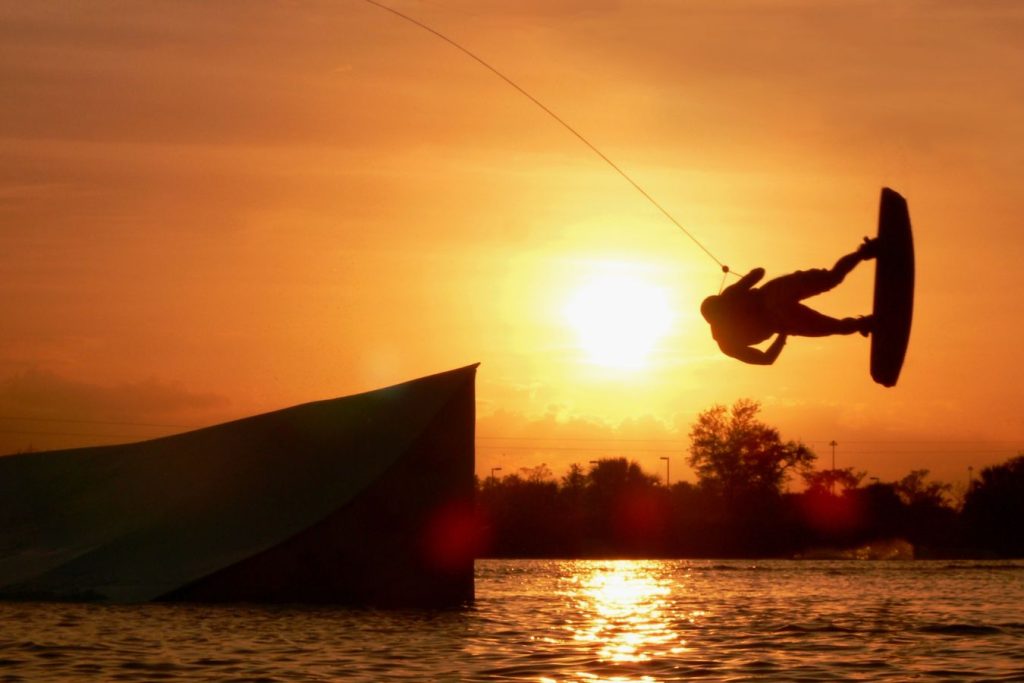 Wakeboarden in Sunny beach zonsondergang