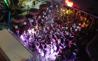 Strandfeest bij Viking Beach Bar in Sunny Beach met jongeren