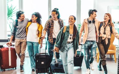 Groep jongeren van 16-17 jaar geniet van strandvakantie in Sunny Beach